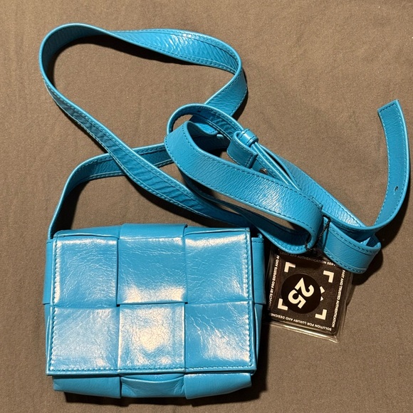 Bottega Venetta Blue Cassette Calskin Leather Shoulder Bag in Pool Blue - Picture 4 of 9